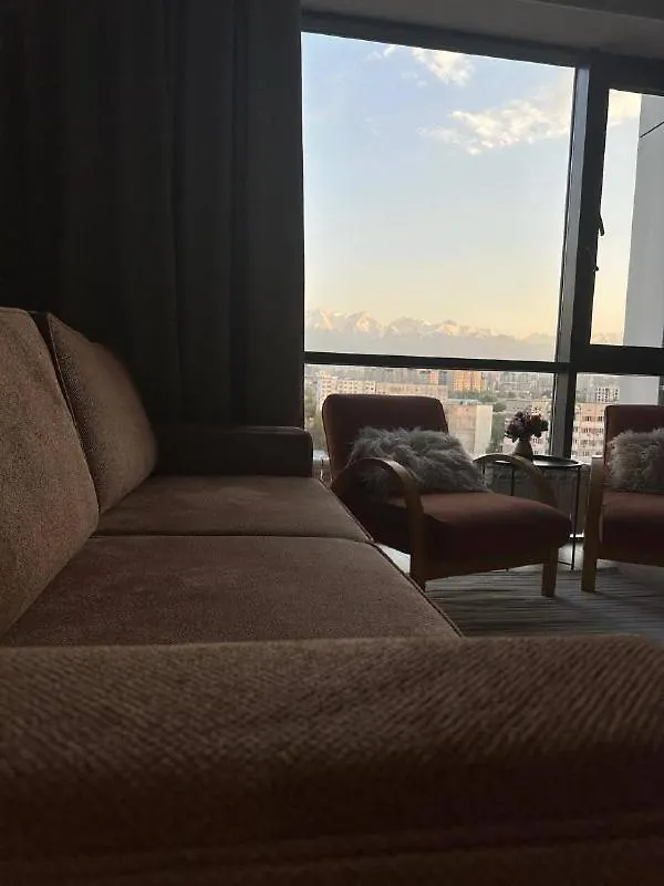Convenient Location, Wonderful View Of The Mountains And City! アルマトイ アパート